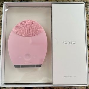 FOREO “Luna” Facial-Cleansing Tool